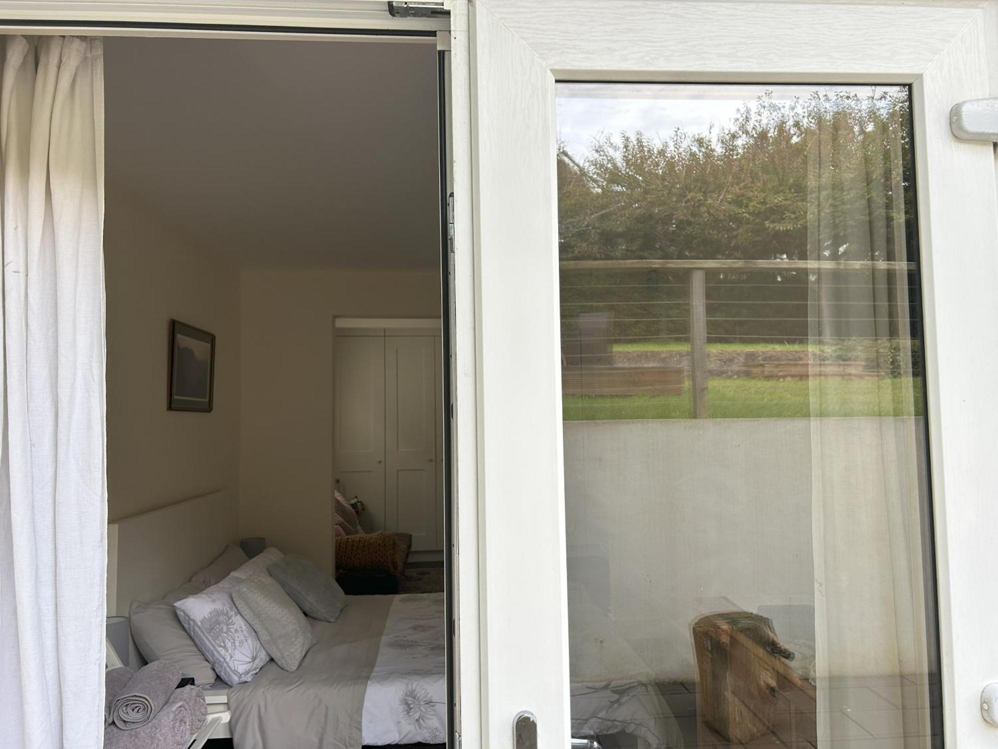 Sanctuary By The Sea With Large Room Including Lounge, Bathroom, Direct Garden Access & Free Parking 布赖顿 外观 照片